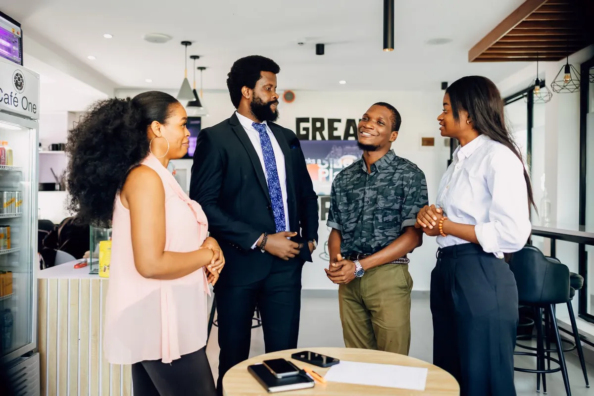 Professionnels en discussion dans un espace de travail moderne