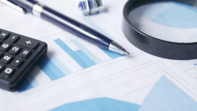 Documents financiers, calculatrice et loupe d'audit