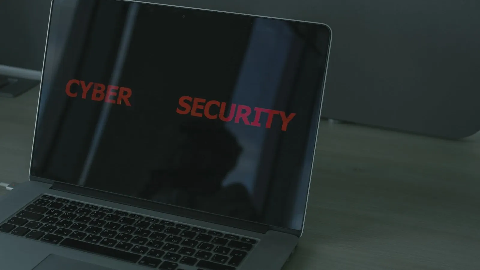 Poste de travail affichant un écran de cybersécurité