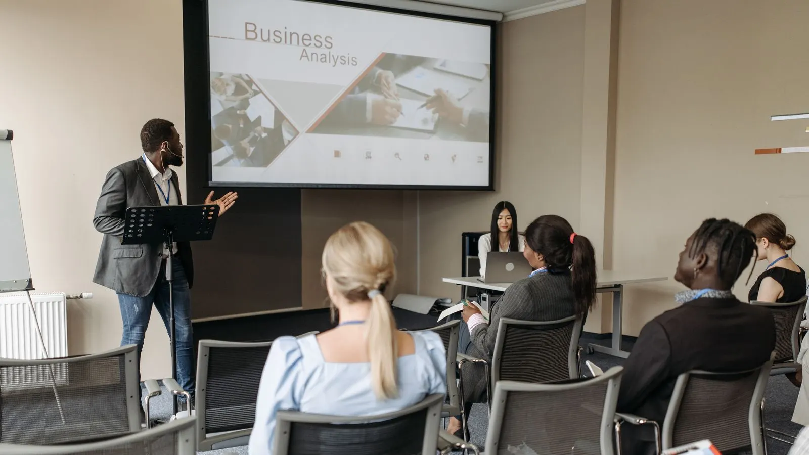 Session de formation en salle avec présentateur